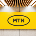 Un client utilise les services numériques de MTN Cameroon. Au premier semestre 2026, les revenus de la data ont dépassé 120 milliards de FCFA, devenant le principal moteur de croissance de l’opérateur.