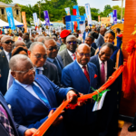 Le ministre du Commerce inaugure Maithé Mall à Obala aux côtés d'Antoine Ndzengué, fondateur du groupe Neptune, lors de l'ouverture officielle du premier centre commercial du groupe dans la grande distribution.