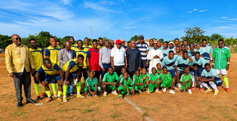 Le maire de Monatélé, Mbassi Bessala Prosper Parfait, lors de la finale de la Coupe de l'Unité de Vacances 2026, une initiative plaçant la jeunesse au cœur du développement communal.