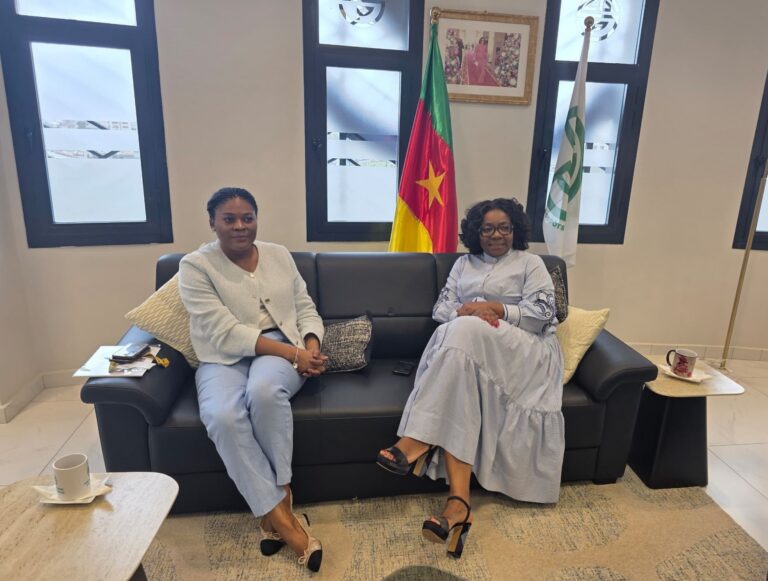 Véronique Moampea Mbio, directrice générale de la SCDP, reçoit Nathalie Lum, présidente du Cabef, au siège de l’entreprise à Douala, en préparation de la participation au Cabef 2026.