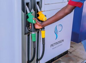 Le carburant remonte à 990 FCFA, l’État réduit sa facture de subventions