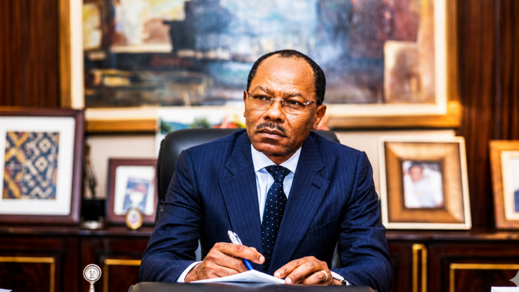 Francis Nana Djomou, président de Biopharma, diversifie ses activités avec la création de Cameroon Organic Poultry Farm, spécialisée dans l'aviculture et la transformation agroalimentaire au Cameroun.