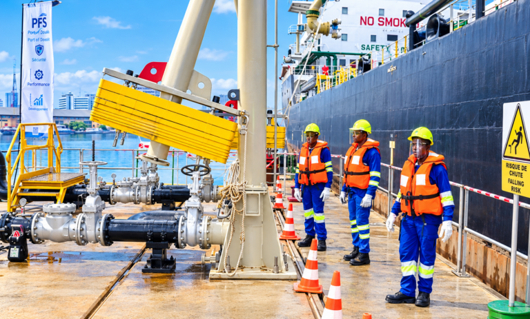 Le nouvel appontement pétrolier du Port de Douala-Bonabéri, remis en service en 2021, renforce les capacités d'approvisionnement du Cameroun en produits pétroliers grâce à des équipements de dernière génération.