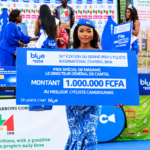 Le Directeur général de CAMTEL remet une prime exceptionnelle d'un million de FCFA à Clovis Kamzong Abossolo, meilleur coureur camerounais du 26ᵉ Grand Prix Cycliste International Chantal Biya, lors de la cérémonie de clôture à Yaoundé.