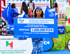 Le Directeur général de CAMTEL remet une prime exceptionnelle d'un million de FCFA à Clovis Kamzong Abossolo, meilleur coureur camerounais du 26ᵉ Grand Prix Cycliste International Chantal Biya, lors de la cérémonie de clôture à Yaoundé.