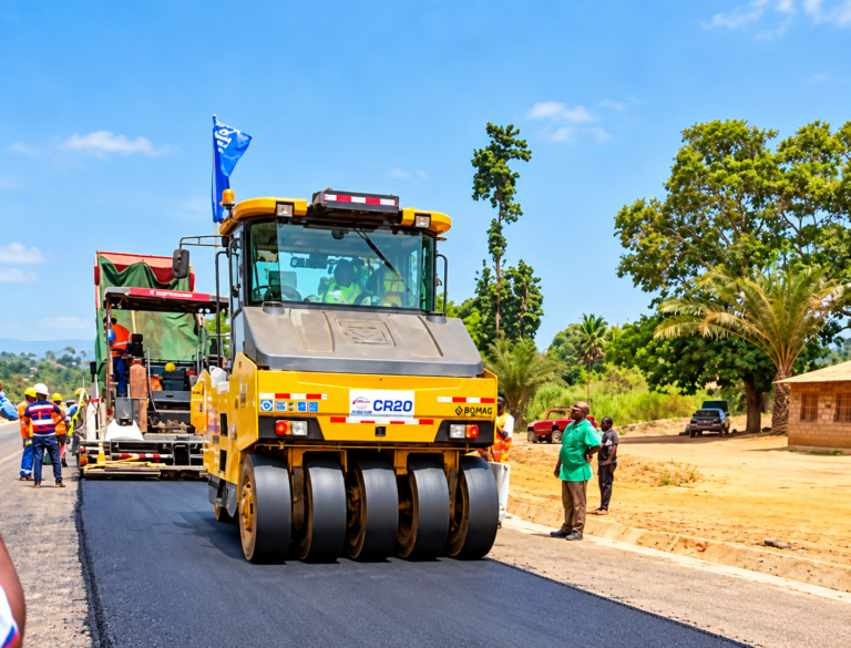 Chantier routier au Cameroun réalisé dans le cadre d’un programme financé par la Banque africaine de développement.