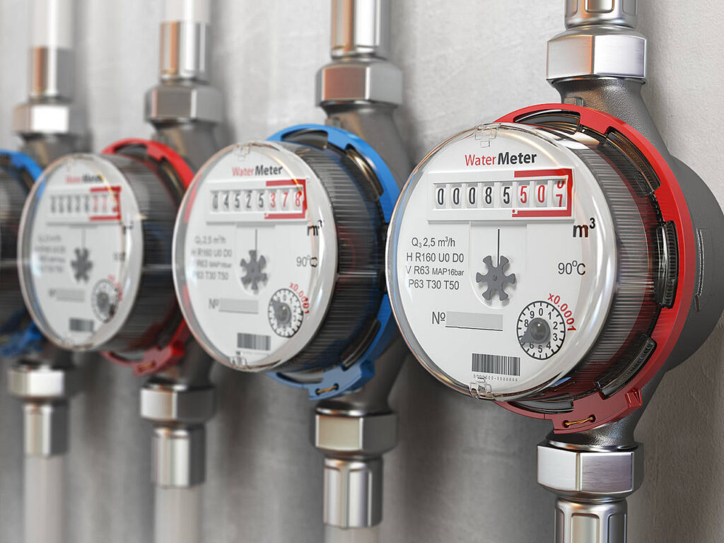 Un technicien intervient sur un compteur d'eau intelligent dans le cadre du programme de modernisation de Camwater, après l'attribution d'un marché de 721,8 millions de FCFA à la société chinoise Hangzhou Laison Technology pour déployer 3 000 compteurs intelligents à Douala et Yaoundé.