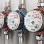 Un technicien intervient sur un compteur d'eau intelligent dans le cadre du programme de modernisation de Camwater, après l'attribution d'un marché de 721,8 millions de FCFA à la société chinoise Hangzhou Laison Technology pour déployer 3 000 compteurs intelligents à Douala et Yaoundé.