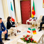 Emmanuel Nganou Djoumessi échange avec Natalia Sanguineti et les représentants d’Iterchimica sur les technologies routières italiennes.