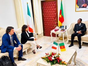 Emmanuel Nganou Djoumessi échange avec Natalia Sanguineti et les représentants d’Iterchimica sur les technologies routières italiennes.