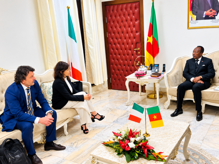 Emmanuel Nganou Djoumessi échange avec Natalia Sanguineti et les représentants d’Iterchimica sur les technologies routières italiennes.