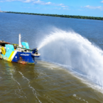 Une drague du Port autonome de Douala-Bonabéri en opération sur le fleuve Wouri pour assurer l'entretien du chenal et garantir la navigation des navires.