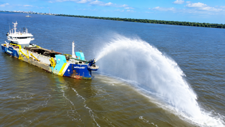 Une drague du Port autonome de Douala-Bonabéri en opération sur le fleuve Wouri pour assurer l'entretien du chenal et garantir la navigation des navires.