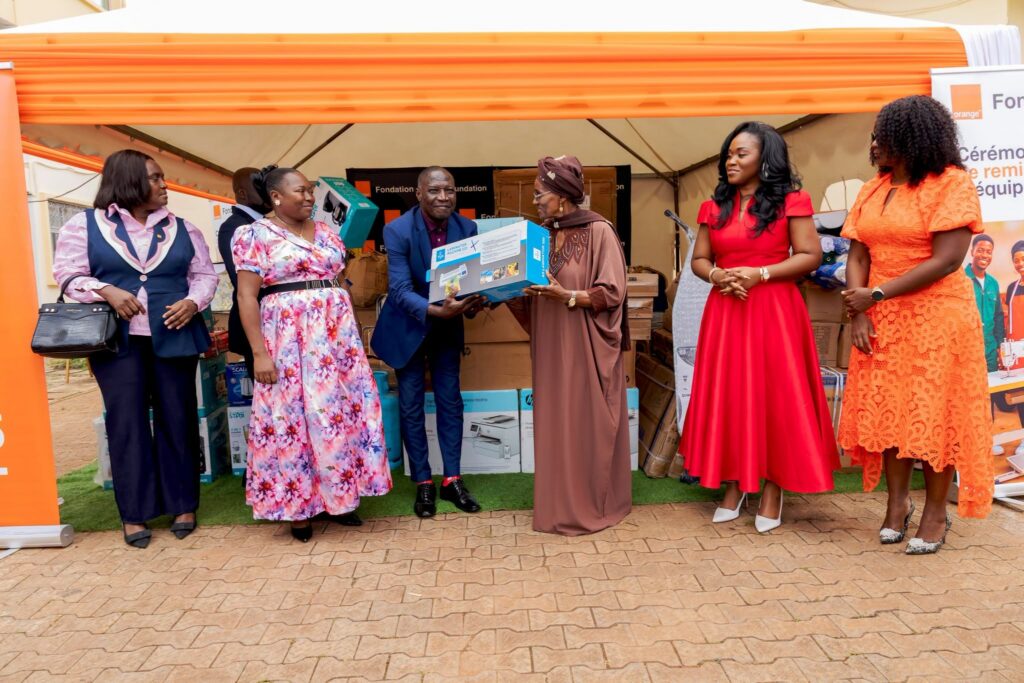 Remise par la Fondation Orange Cameroun d’équipements professionnels au MINPROFF pour soutenir l’autonomie économique des femmes formées dans les centres de promotion de la femme et de la famille.