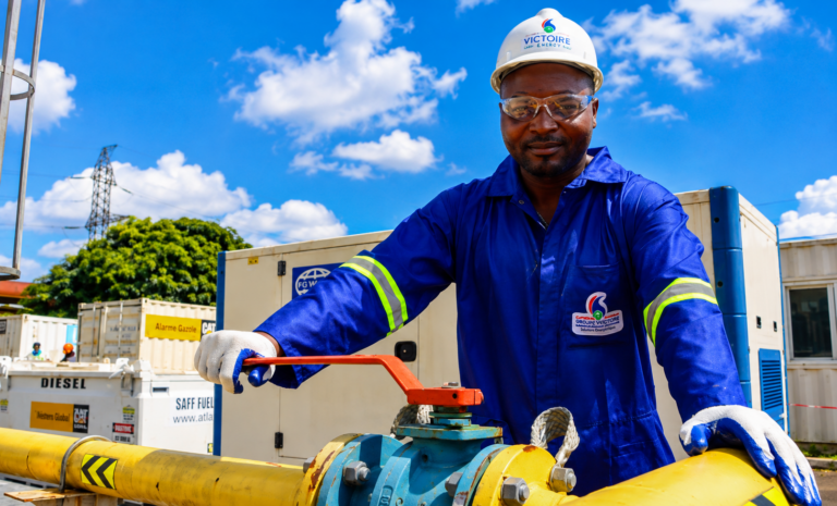 Installation de production de Gaz du Cameroun (GDC) sur le champ gazier de Logbaba, désormais contrôlé indirectement par Cameroon Holdings Limited (CHL) après la cession de Bramlin par Victoria Oil & Gas.