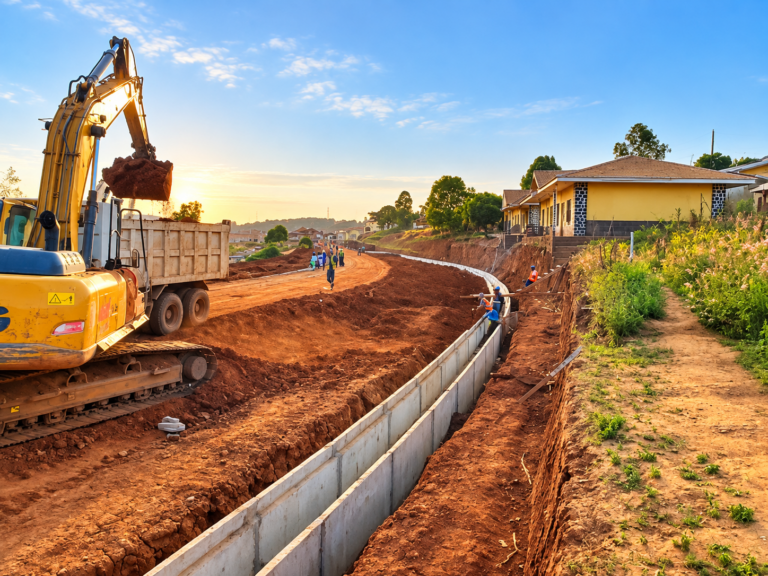 Travaux de construction de la Ring Road, route de 365 km dans la région du Nord-Ouest du Cameroun, dont l’achèvement est désormais prévu en 2029.