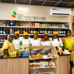 La nouvelle boutique Marhaba implantée au sein de la station OLA Energy Bonaloka à Douala propose des boissons, des viennoiseries, des sandwichs et un espace de restauration rapide pour les automobilistes et les riverains.