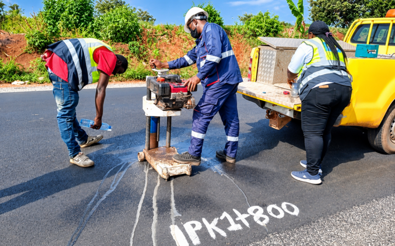 Travaux de réhabilitation de la route Foumbot–Foumban dans l’Ouest du Cameroun