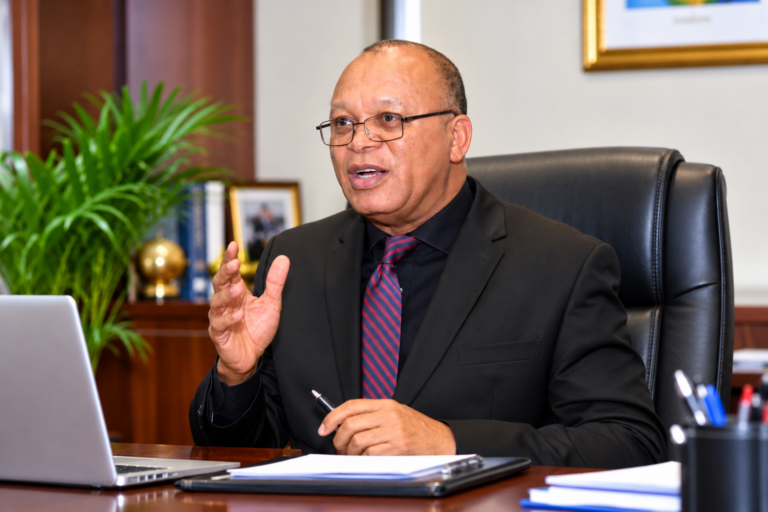 Paul Essimi Ngono appelé à succéder à Albert Nkemla à la présidence de CCA Bank
