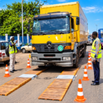 Station de pesage routier contrôlant des camions au Cameroun dans le cadre du dispositif de contrôle des charges.