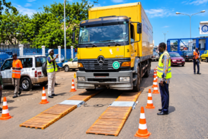 Station de pesage routier contrôlant des camions au Cameroun dans le cadre du dispositif de contrôle des charges.