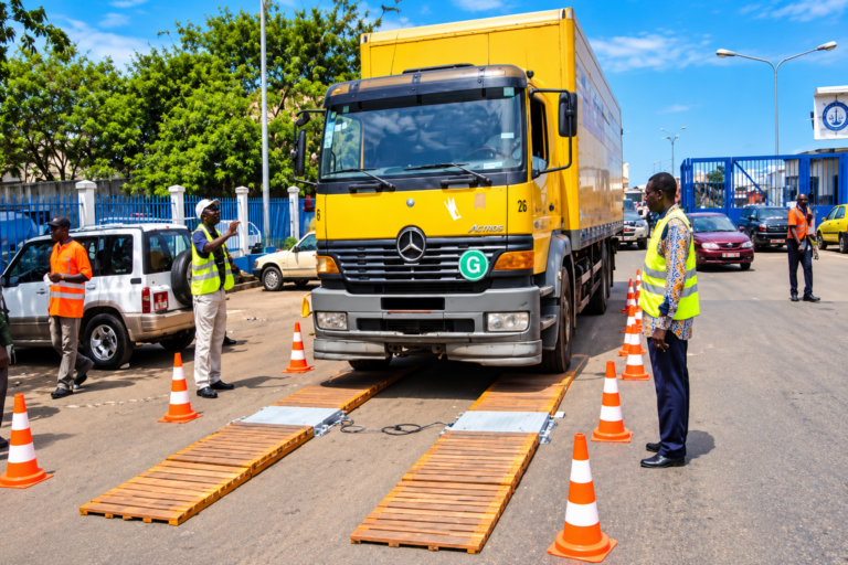 Station de pesage routier contrôlant des camions au Cameroun dans le cadre du dispositif de contrôle des charges.