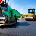 Au Cameroun, seuls 30 des 155 projets routiers prévus en 2026 sont achevés à fin juillet, tandis que 57 chantiers sont classés à risque élevé de non-achèvement.
