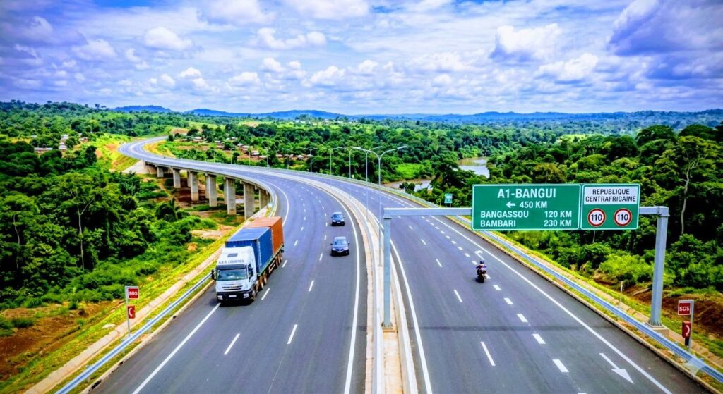 Des engins de chantier interviennent sur une piste rurale en République centrafricaine dans le cadre des travaux confiés à GER-RCA et Construction-RCA pour améliorer l'accès aux zones agricoles.