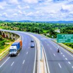 Des engins de chantier interviennent sur une piste rurale en République centrafricaine dans le cadre des travaux confiés à GER-RCA et Construction-RCA pour améliorer l'accès aux zones agricoles.