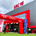 SAC Cash & Carry a inauguré son premier magasin-entrepôt à Omnisport, à Yaoundé. Déployée sur 1 000 m², l'enseigne camerounaise mise sur une politique de prix bas et un modèle combinant vente au détail, demi-gros et gros pour séduire ménages et professionnels.