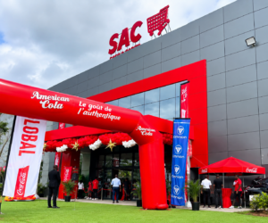 SAC Cash & Carry a inauguré son premier magasin-entrepôt à Omnisport, à Yaoundé. Déployée sur 1 000 m², l'enseigne camerounaise mise sur une politique de prix bas et un modèle combinant vente au détail, demi-gros et gros pour séduire ménages et professionnels.