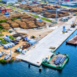Le Port autonome de Douala (PAD) poursuit la modernisation du port de Douala-Bonabéri avec la reconstruction du quai du Terminal à bois. Financée sur fonds propres, cette infrastructure polyvalente de 228 mètres renforce la compétitivité portuaire et soutient les exportations camerounaises.