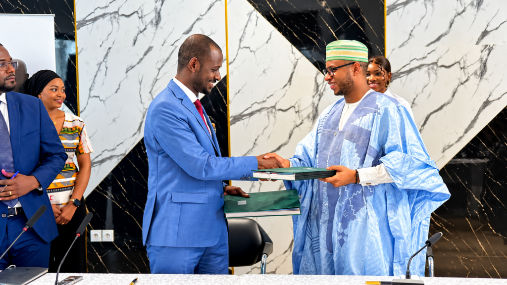 Afriland First Bank et Savana Islamic Finance signent un accord à Yaoundé pour élargir l’accès aux financements islamiques des ménages, commerçants et PME au Cameroun.