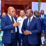 Henri-Claude Oyima échange avec les investisseurs lors du premier Investor Meeting de BGFI Holding Corporation à Yaoundé.
