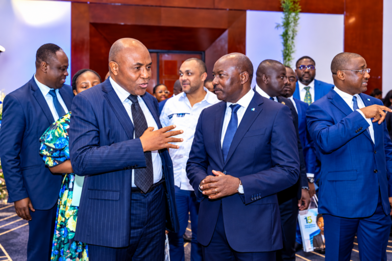 Henri-Claude Oyima échange avec les investisseurs lors du premier Investor Meeting de BGFI Holding Corporation à Yaoundé.