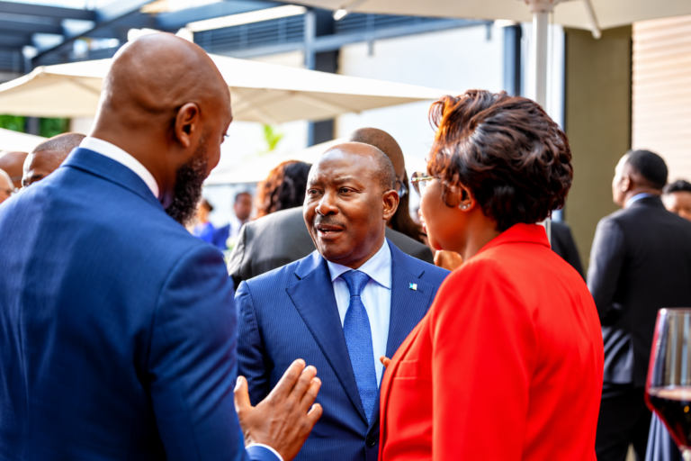 Henri-Claude Oyima présente aux investisseurs camerounais la deuxième phase de l’appel public à l’épargne de BGFI Holding Corporation à Yaoundé et Douala.