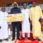Sa Majesté Prosper Parfait Mbassi Bessala, maire de Monatélé, recevant le premier prix du concours « Villes propres » dans la Lékié.