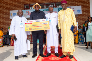 Sa Majesté Prosper Parfait Mbassi Bessala, maire de Monatélé, recevant le premier prix du concours « Villes propres » dans la Lékié.