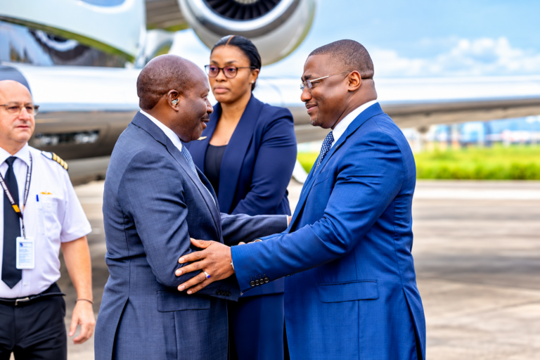 Henri-Claude Oyima, PDG de BGFI Holding Corporation, mobilise les investisseurs camerounais autour de la deuxième phase de l’augmentation de capital de 80,558 milliards de FCFA du groupe.