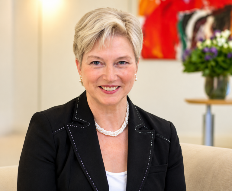 Maria van der Hoeven, nouvelle présidente du conseil d’administration de l’ITIE, lors de son élection à Bruxelles en octobre 2026.