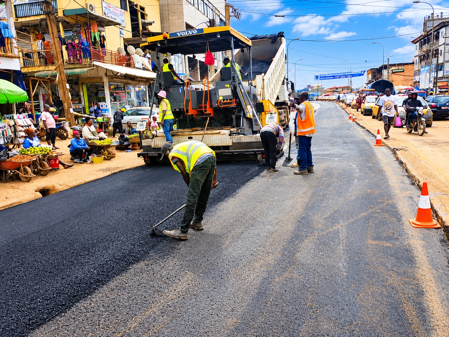 SOMAF poursuit les travaux d’entretien de la Nationale 10 au carrefour Nkoabang, à Yaoundé, en octobre 2026.