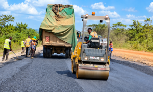 Route Douala-Bafoussam : projet de réhabilitation de 218,9 km financé par un prêt de 139,2 milliards FCFA de la BID.