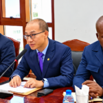 Li Xiangyang, nouveau représentant en chef de SINOHYDRO au Cameroun, présenté au ministre des Travaux publics Emmanuel Nganou Djoumessi.