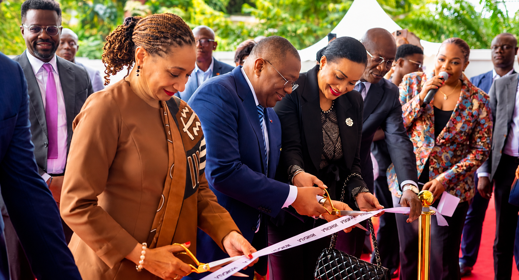 Canal+ inaugure les studios Mancala à Cocody, Abidjan, un complexe audiovisuel doté de trois plateaux et capable de produire plus de 1 000 heures de programmes par an.